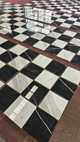 Tuiles en marbre noir Marquina et blanc Carrara, coupe personnalisée naturelle, 12''x12'', motif damier