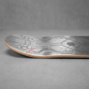 Planche de skateboard Cyberpunk industrielle 31x8 pouces, aspect métal brossé, graphisme gravé au laser, noyau en érable 7 plis [PLANCHE UNIQUEMENT] - Product Image 4