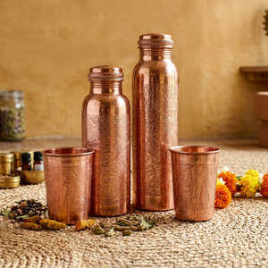 Ensemble de bouteilles d'eau en cuivre gravé motif floral, avec couvercle à vis, tasse de voyage réutilisable, en métal à paroi simple, design traditionnel - Product Image 1