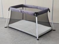 Lit bébé pliable et portable à montage facile, berceau à bascule réglable avec cadre métallique, design minimaliste pour chambre à coucher