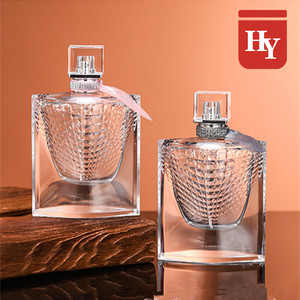 Flacone di Profumo di Lusso <span class=keywords><strong>La</strong></span> <span class=keywords><strong>Vita</strong></span> E Bella da 75ml con Motivo <span class=keywords><strong>a</strong></span> Squame di Pesce e Foulard in Seta Rosa per Confezioni di Profumi - Product Image 3