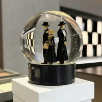 Globe à neige personnalisé de luxe en résine avec base de marque pour cadeaux haut de gamme et promotion de la marque