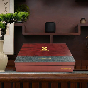 Caja de madera personalizada, caja de madera para tarjetas de membresía, caja de regalo coleccionable, caja de embalaje con tapa abatible, diseño en relieve de cuero PU. - Product Image 3