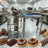 Machine à enrober les beignets, barres de pain, barres de noix et autres produits de boulangerie avec un revêtement au chocolat