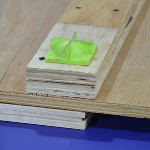 Suelo <span class=keywords><strong>de</strong></span> gimnasio <span class=keywords><strong>de</strong></span> <span class=keywords><strong>madera</strong></span> interior profesional Característica deportiva <span class=keywords><strong>de</strong></span> <span class=keywords><strong>arce</strong></span> Respetuoso con el medio ambiente para fútbol 20mm 60mm Altura <span class=keywords><strong>de</strong></span> pila Material PP/PE - Product Image 6