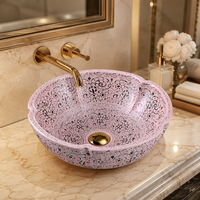 Élégant lavabo en céramique rose mat, lavabo sur pied en forme de fleur pour salle de bain, vasque de comptoir rose clair avec motif noir
