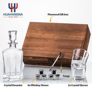 Set de Regalo de Coctel Personalizado con Decantador de Whisky de Cristal y Piedras en Caja de Madera - Product Image 3