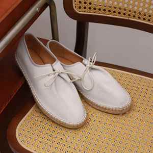 รองเท้าส้นหนาแบบสวมทรงเหลี่ยมสำหรับฤดูร้อน พื้นรองเท้าทำจากยาง วัสดุหนัง Valentina ด้านในบุด้วยหนังแท้ แต่งด้วยผ้าหนังกลับแบบเย็บต่อกัน เหมาะสำหรับใส่ไปทำงาน - Product Image 3