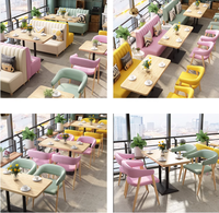 Ensemble de salle à manger avec fauteuils courbes aux couleurs pastel et table en bois clair, banquette et chaises pour restaurant de restauration rapide (hamburger)