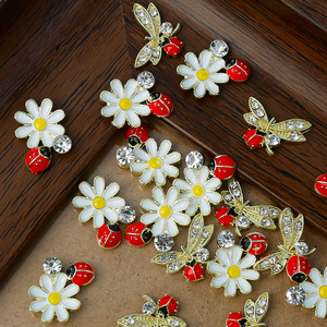 Colorido siete estrellas mariquita crisantemo Margarita patrón diamante incrustado mariposa flor mariquita gota aceite aleación uñas Accesorios - Product Image 1