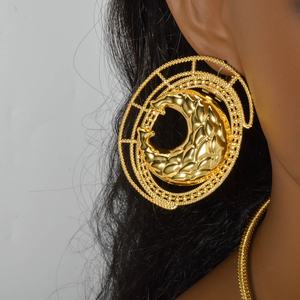 ต่างหูแฟชั่นทองเหลืองชุบทอง 18k รูปทรงเรขาคณิตแบบกลวง ดีไซน์ใหญ่สะดุดตา เหมาะสำหรับเป็นของขวัญสำหรับผู้หญิง - Product Image 2