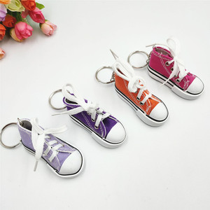 Llavero de zapatilla de tenis 3D en miniatura, llavero de zapatilla de baloncesto en miniatura para niñas y niños - Product Image 3