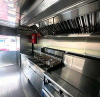 Remorque de restauration mobile avec fumoir à viande commercial au gaz et comptoir pour la vente de poulet fumé et de côtes de porc dans les rues des bureaux de la ville de Londres