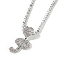 Pendentif personnalisé avec nom, fermoir cœur délicat en laiton, serti de diamants CZ taille baguette, initiales en lettres majuscules et minuscules, style cursive
