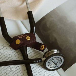 Etiquetas de cuero para estetoscopios en stock, fundas de cuero personalizadas para identificación de estetoscopios de médicos y enfermeras, regalos para hospitales. - Product Image 2