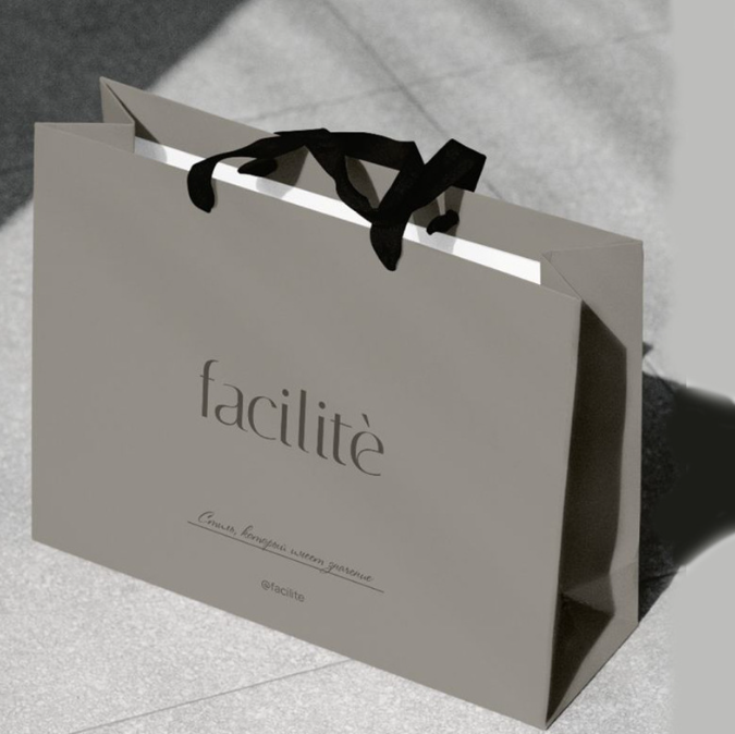 Customized Logo Gravure Printed White Kraft Paper Gift Bag With Hand Length Handle For Shopping Malls And Home Storage