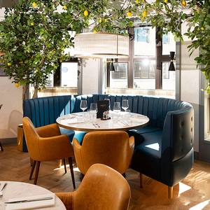 Suite de mobilier de <span class=keywords><strong>pub</strong></span> industriel vintage, banquettes en cuir anthracite profondément capitonnées, banquette en cuir capitonnée pour steakhouse industriel - Product Image 2
