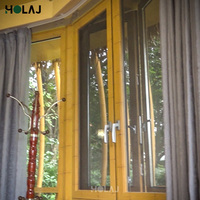 Grande tente de glamping en forme de cage à oiseaux, porte panoramique en verre, texture bambou, style bois luxueux, maison préfabriquée modulaire