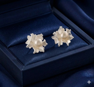 Boucles d'oreilles florales romantiques délicates, en forme de fleur, couleur argent poli, incrustées de perles d'eau douce naturelles lumineuses - Product Image 3