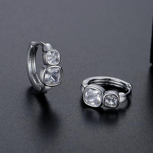 Aros Minimalistas Brillantes Chapados en Oro y Plata con Incrustaciones de Circonita Cuadrada, Pequeños Aros de Moda para Uso Diario, Joyería de Moda - Product Image 5