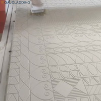 Revêtement mural de style industriel robuste avec lettrage sculpté pour l'intérieur et l'extérieur des magasins