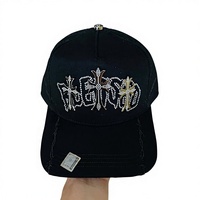 Cappellino da Baseball Gotico con Croce e Strass, Dettagli Metallici Multicolore, Visiera in Camoscio, Regolabile, Stile Streetwear, 5 Pannelli
