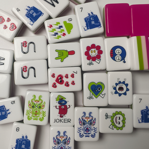 Jeu de Mahjong Américain Moderne Portable en Acrylique Rose Imprimé Cœur, 4 Joueurs, Tuiles de Jeu de Loisirs avec Pieds Pliants pour le Divertissement - Product Image 1
