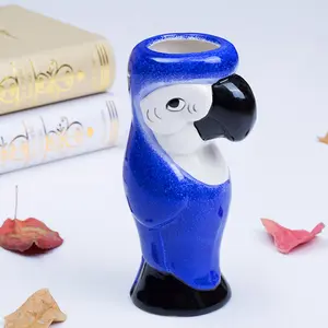 Bar partisi OEM tasarım kabartma 3D kabartmalı özelleştirilmiş heykeli bardak porselen kupalar mavi hayvan papağan şekli seramik kuş tiki kupa