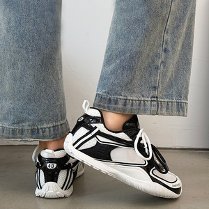 รองเท้าลำลองผู้ชายระบายอากาศดีรุ่นใหม่ปี 2025 ขายดี รองเท้าทรง Dad Shoes สไตล์เยอรมัน พื้นรองเท้าตาข่าย PU ด้านบนแบบผูกเชือก พื้นรองเท้าด้านนอกทำจากยาง - Product Image 3