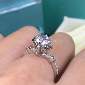 Anello di cristallo per donna, elegante accessorio di moda per feste e uso quotidiano - Product Image 3