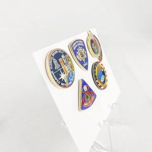 Badge personnalisé en alliage de zinc de style américain, double thème, vintage, irrégulier, avec assurance commerciale - Product Image 3
