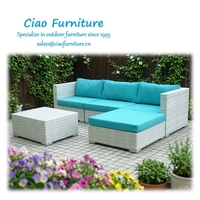 Weißes Polyrattan-Gartenmöbel-Set, Ecksofa mit Ottoman, Blaue Kissen, L-förmiges Ecksofa, Freizeitcouch