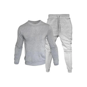 Conjunto de Sudadera y Pantalón de Estilo Urbano Refinado que Ofrece un Look Moderno y Elegante que Realza Cualquier Atuendo - Product Image 1