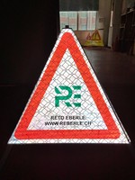 Support de signalisation routière portable pliable avec tente rétractable réfléchissante et triangle de signalisation avec inscription 'STOP'