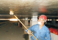 Apprêt en polyurée à deux composants à force de liaison élevée Peinture de marquage routier et de vernis liquide pour fondation en béton pour les routes de voitures