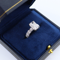 Bague de fiançailles Madonna en moissanite taille radiant, plaqué or blanc 14 carats, avec alliance éternité