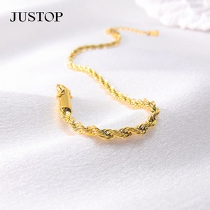 Vente en gros de bracelet minimaliste tendance en chaîne torsadée pour femmes en acier inoxydable étanche plaqué or 18 ct - Product Image 5