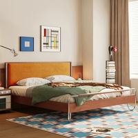 Lit double en bois massif de style Bauhaus du milieu du siècle, tête de lit capitonnée blanche, finition en bois de cerisier, cadre en métal pour chambre principale