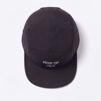Casquette de sport 5 panneaux 100 % polyester avec logo personnalisé, patch en tissu respirant et imperméable
