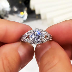 Anello di Fidanzamento F768 per Donna in Oro Bianco con Diamante Taglio Brillante Rotondo Colore G Naturale Design Halo - Product Image 6