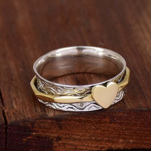 Anello con Design Geometrico a Cuore Bicolore Stile Vintage per Donne - Product Image 3