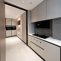Meuble de cuisine beige haut de gamme avec armoires de rangement hautes et design de rangement linéaire élégant pour projets résidentiels contemporains