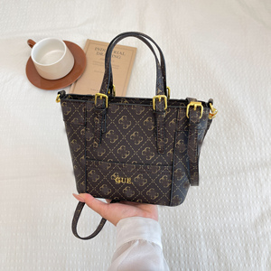 <span class=keywords><strong>Sac</strong></span> bandoulière classique minimaliste avec monogramme, <span class=keywords><strong>sac</strong></span> fourre-tout pour femme avec imprimé lettres Guesses - Product Image 6