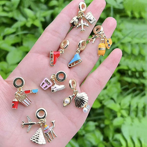 CZ9257 Breloques en émail Or 18 carats : Popcorn, Lunettes 3D, Gobelet de soda, Chaussures, Pendentif émail Skieur pour la création de colliers DIY - Product Image 1
