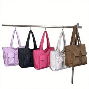 Sac fourre-tout bandoulière réutilisable en coton avec fermeture éclair, poches et boutons à rivets sur le devant, idéal pour l'école, le quotidien ou les cours, avec motif lettre. - Product Image 1