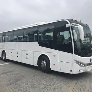 Stock nuovo bus da turismo con autobus a destra in 47 m