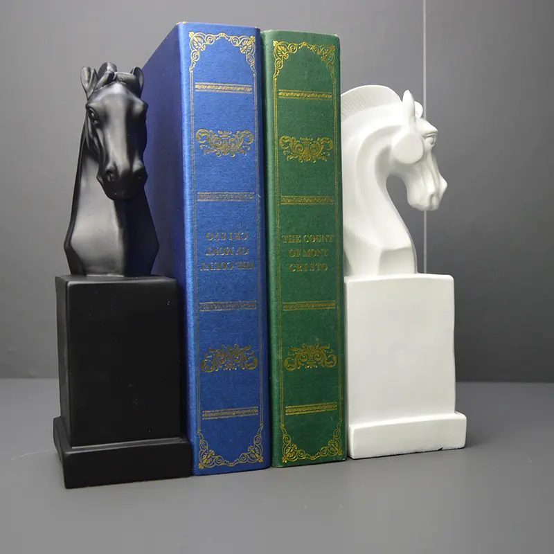 Siyah beyaz reçine at kafası <span class=keywords><strong>büstü</strong></span> Bookend OEM ODM masa üstü dekoratif kitap tıpalar destek ağır kitap hayvan heykel el sanatları