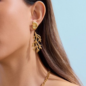 Pendientes Colgantes de Aleación de Zinc Chapados en Oro con Diseño de Concha y Coral, Joyería Temática Oceánica para Fiestas - Product Image 4