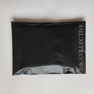 Sobres de Poliéster Negro Mate Personalizados - Bolsas de Envío de Plástico con Logotipo Impreso en Blanco y Rosa, Bolsas de Correo Acolchadas con Cierre Autoadhesivo - Product Image 6
