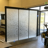 Fontaine murale intérieure moderne en maille métallique mobile sur mesure avec cascade en acier inoxydable et techniques de verre